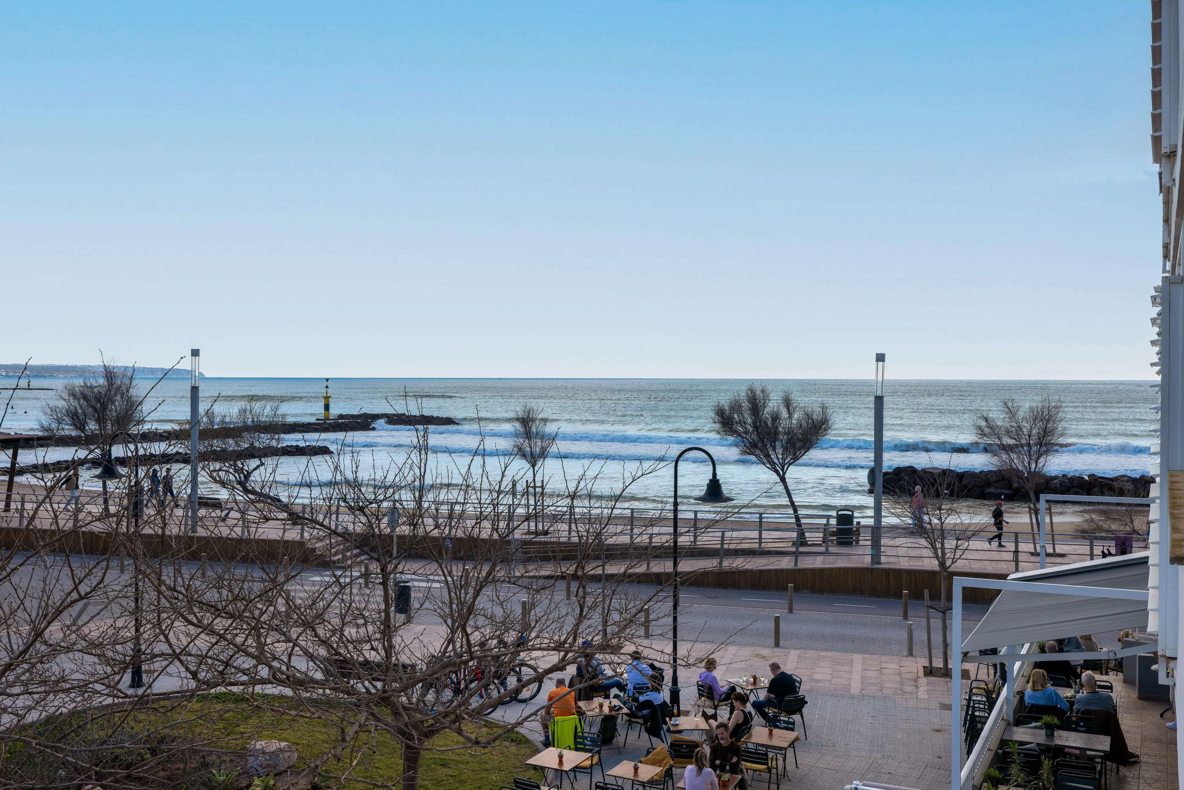 Lys lejlighed med balkon og havudsigt-10