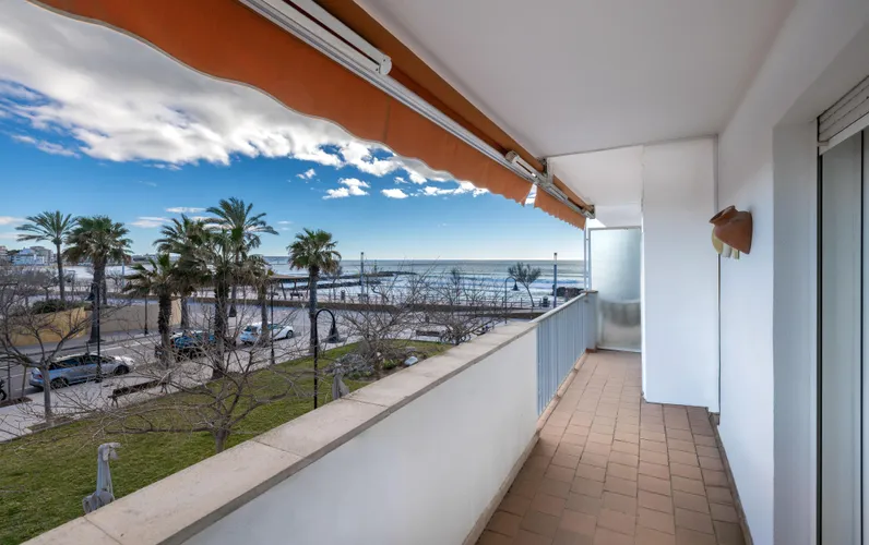 Jasne mieszkanie z balkonem i widokiem na morze