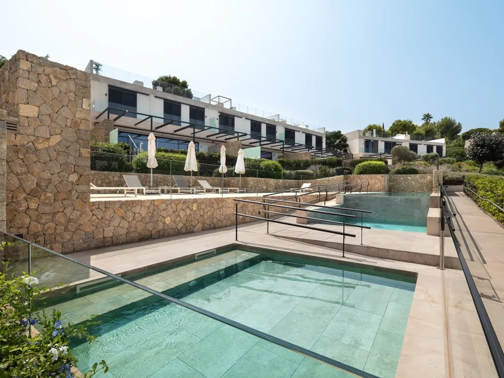 Vila moderna amb jardí a poca distància de la platja-13