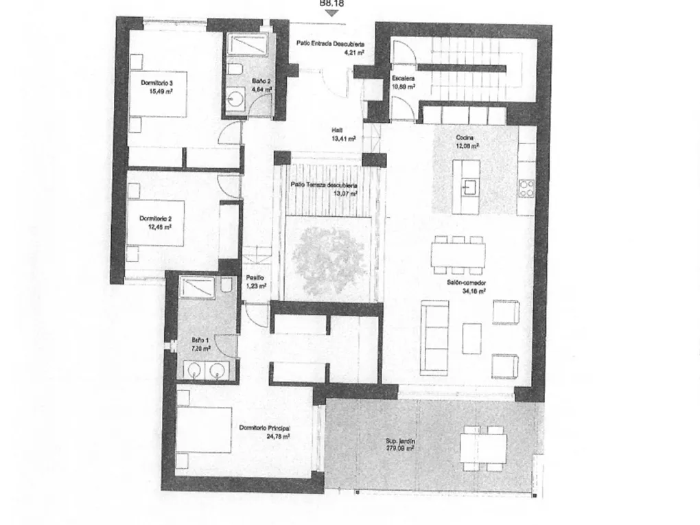 Vila moderna amb jardí a poca distància de la platja-14