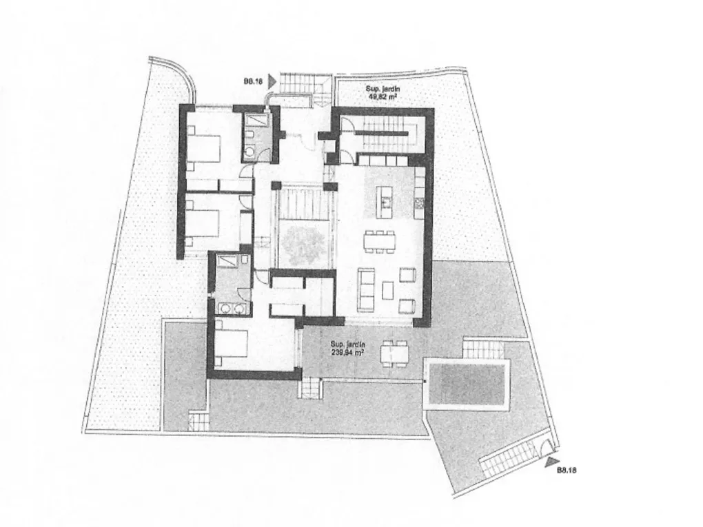 Vila moderna amb jardí a poca distància de la platja-16