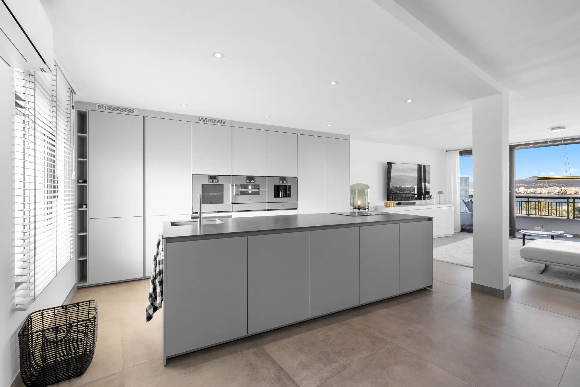 Exclusive seafront penthouse with spacious terraces-10