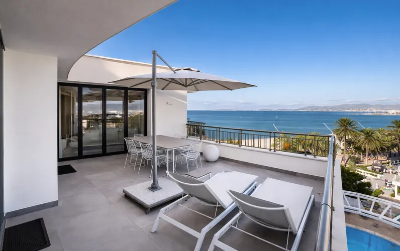 Wysokiej jakości penthouse w pierwszej linii brzegowej z tarasami