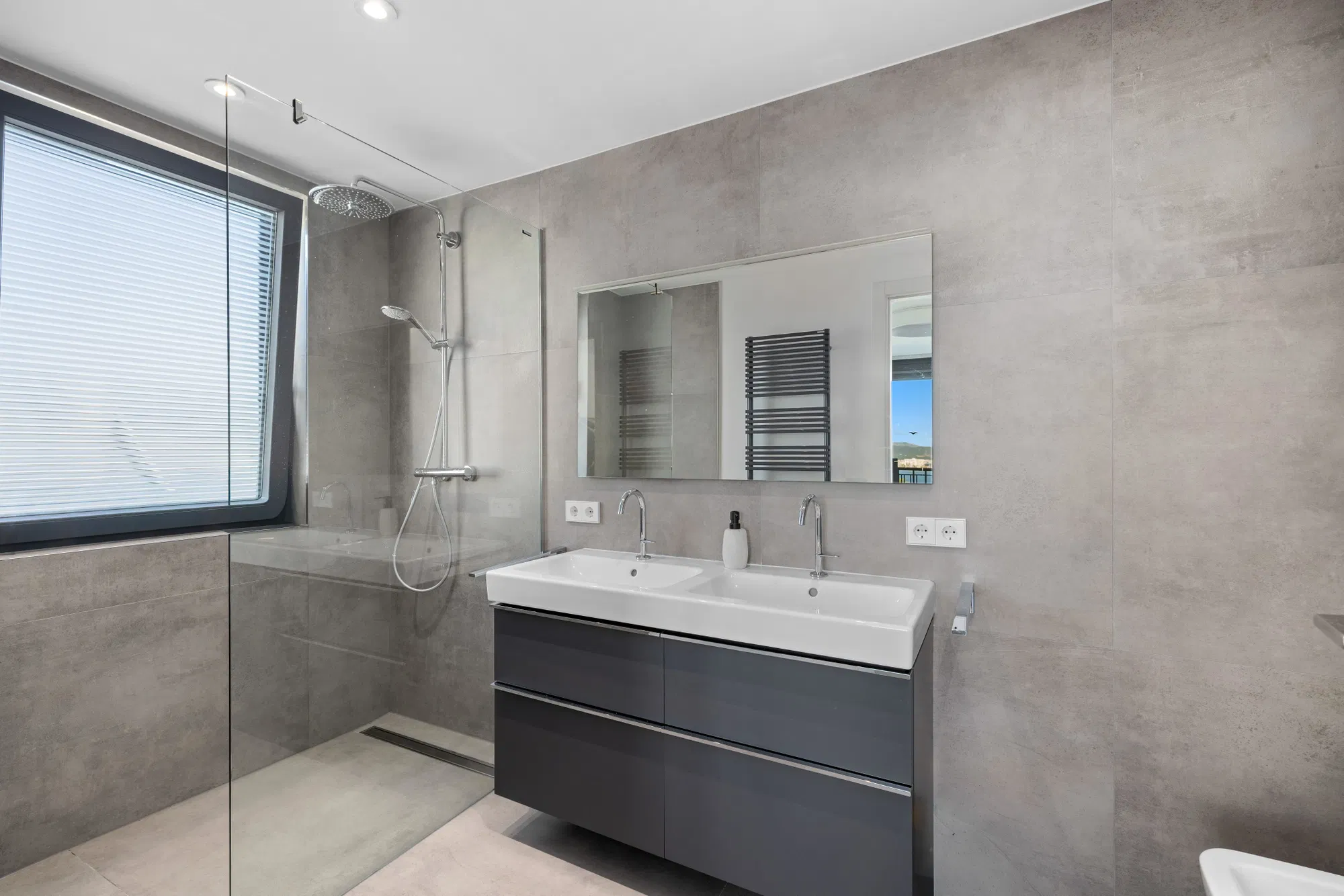Exclusive seafront penthouse with spacious terraces-7