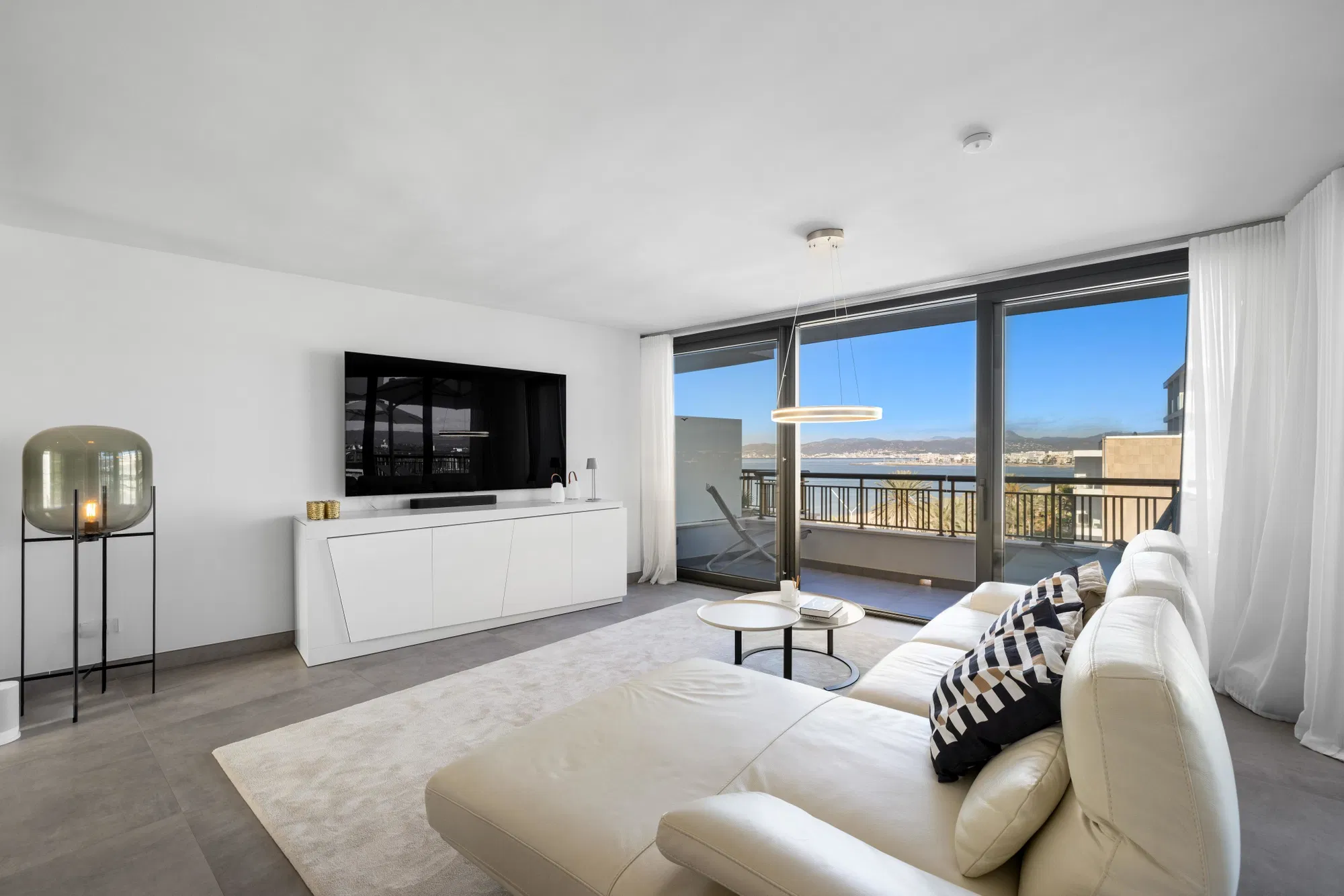 Exclusive seafront penthouse with spacious terraces-2