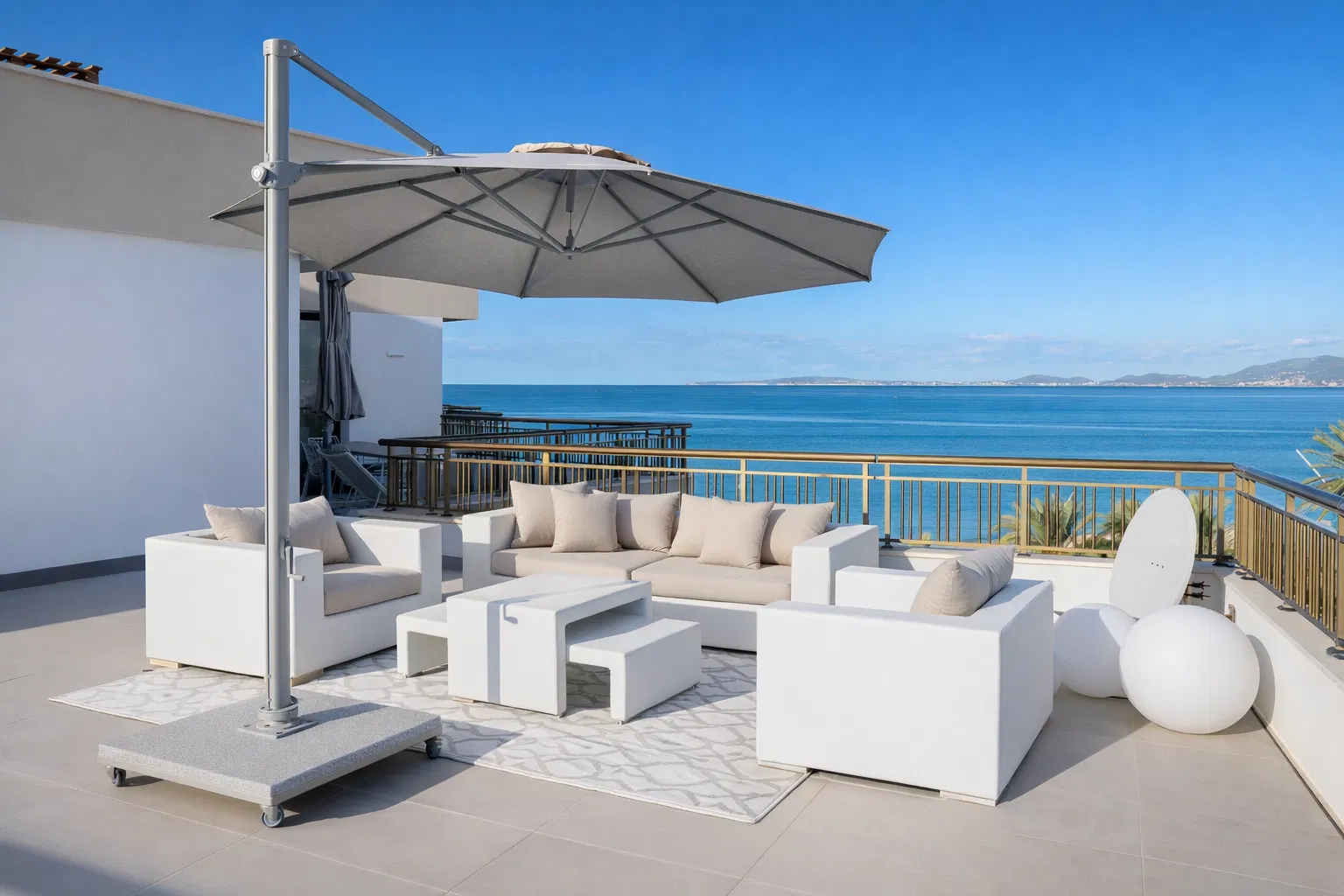 Exclusive seafront penthouse with spacious terraces-11