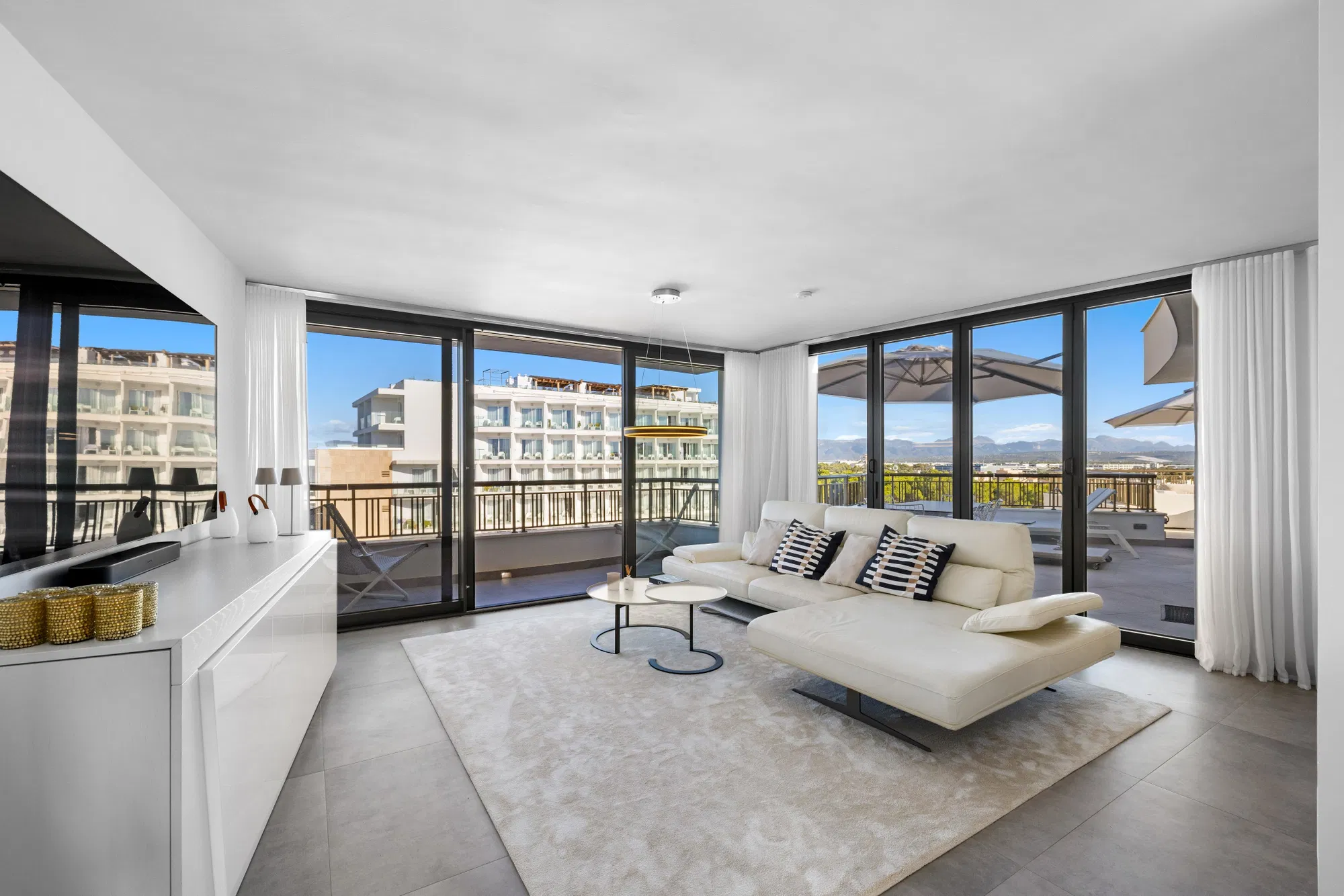 Exclusive seafront penthouse with spacious terraces-5