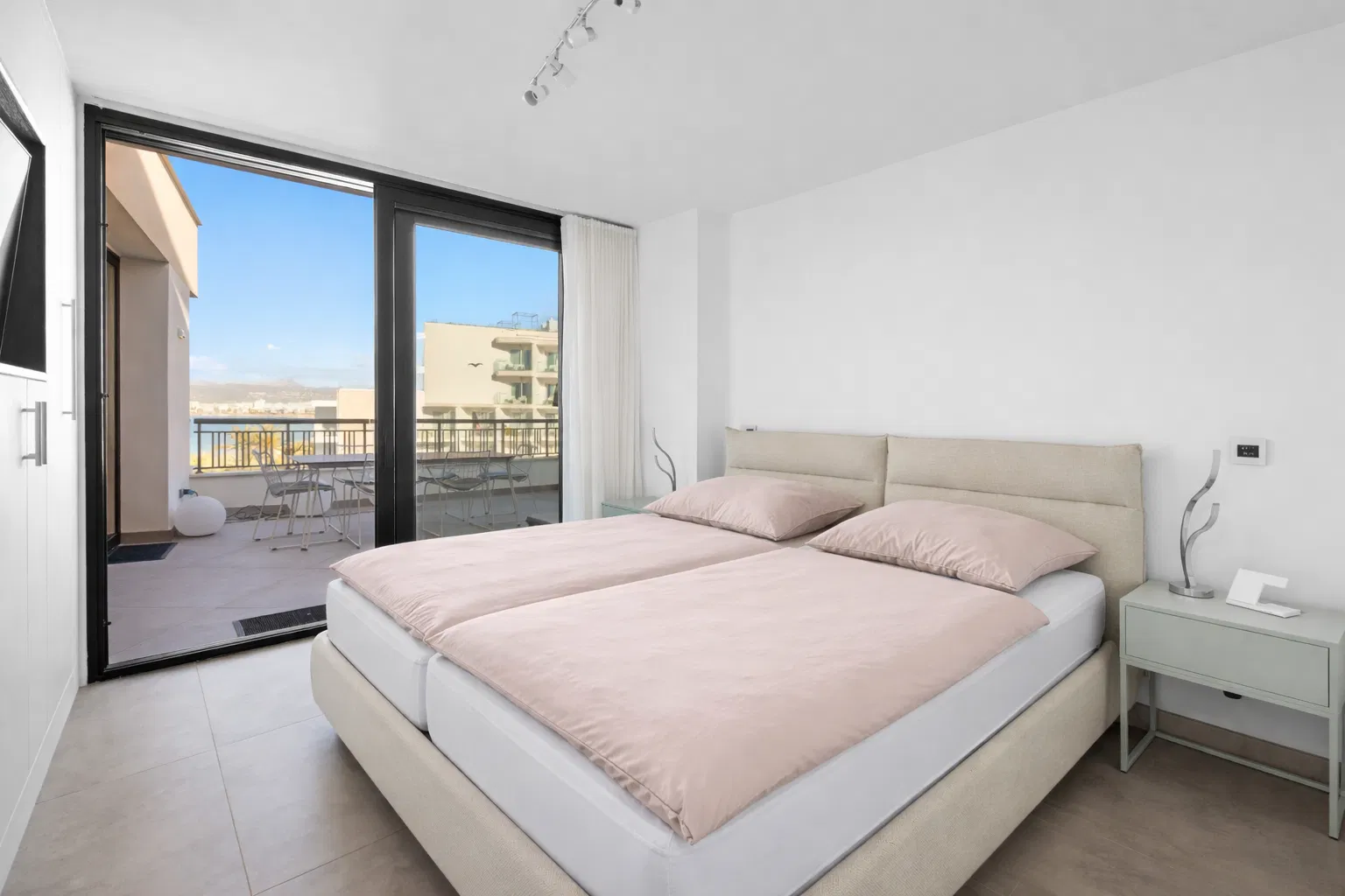 Exclusive seafront penthouse with spacious terraces-8