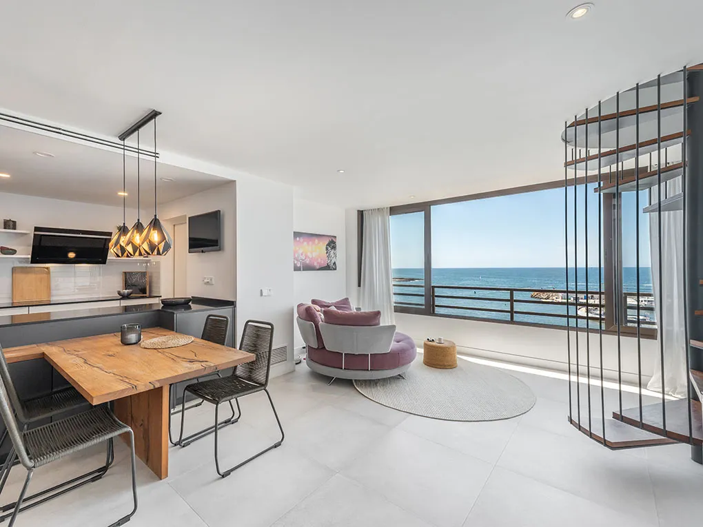 Duplex rénové avec vue directe sur la mer à Cala Gamba-2