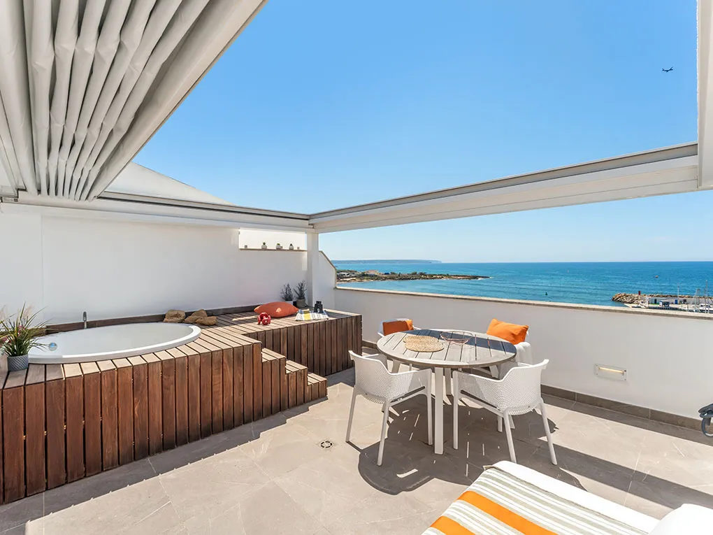 Duplex rénové avec vue directe sur la mer à Cala Gamba-1
