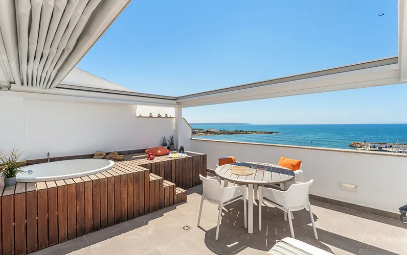 Duplex rénové avec vue directe sur la mer à Cala Gamba