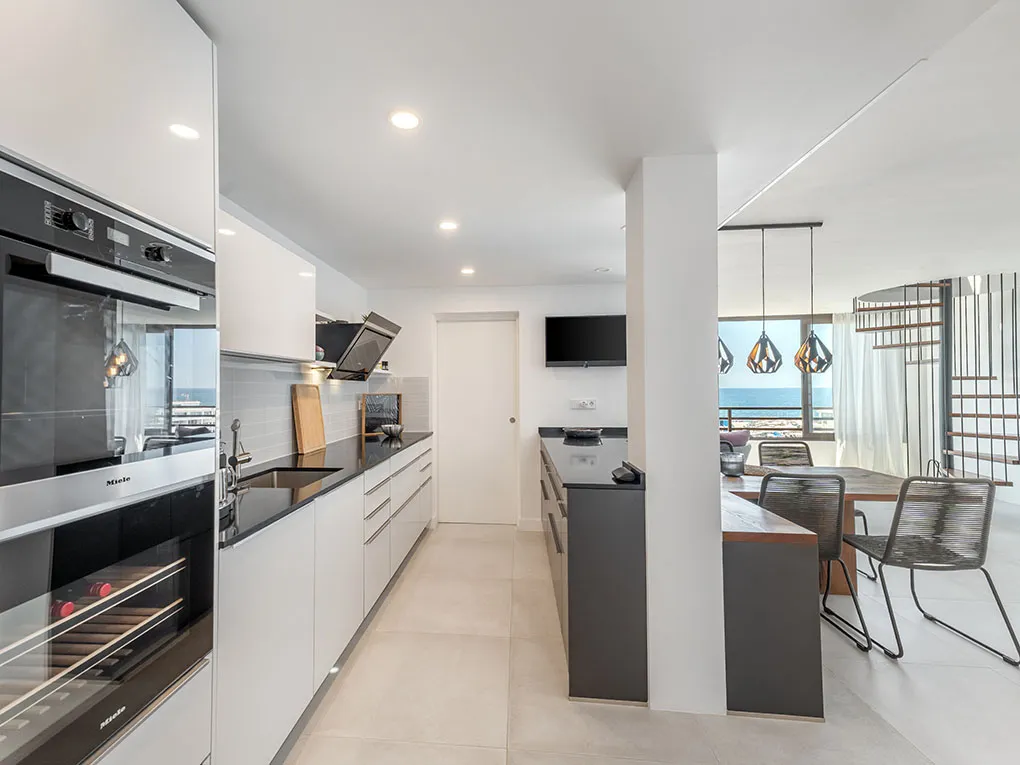 Duplex rénové avec vue directe sur la mer à Cala Gamba-5