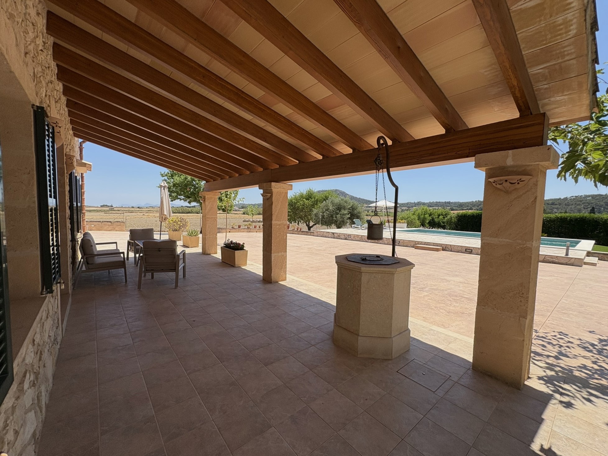 Single-storey country house with pool and privacy-16