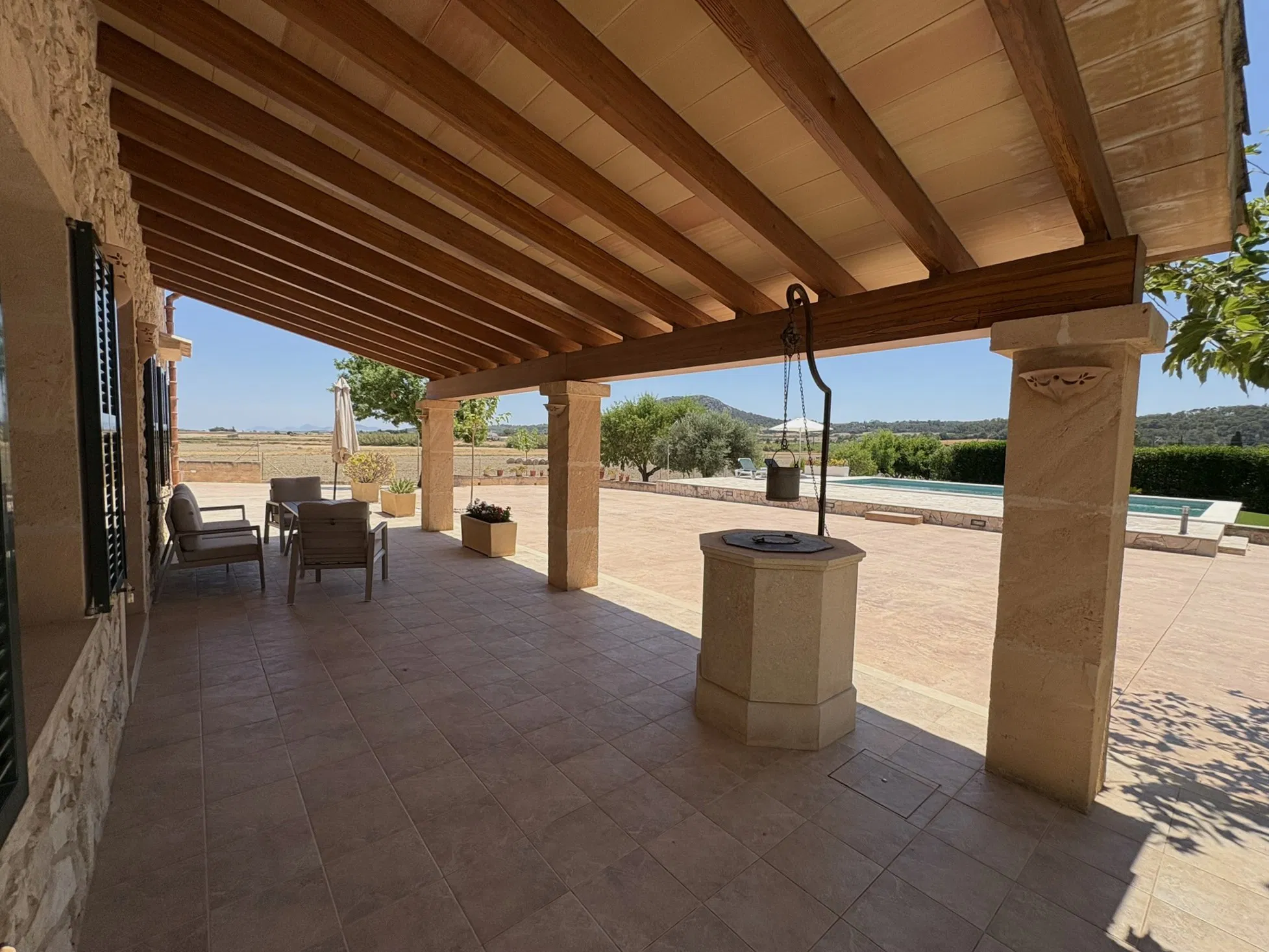 Single-storey country house with pool and privacy-16