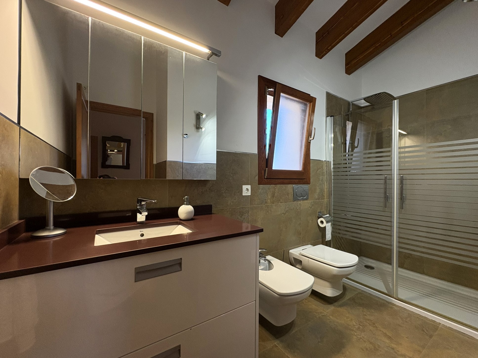 Single-storey country house with pool and privacy-15