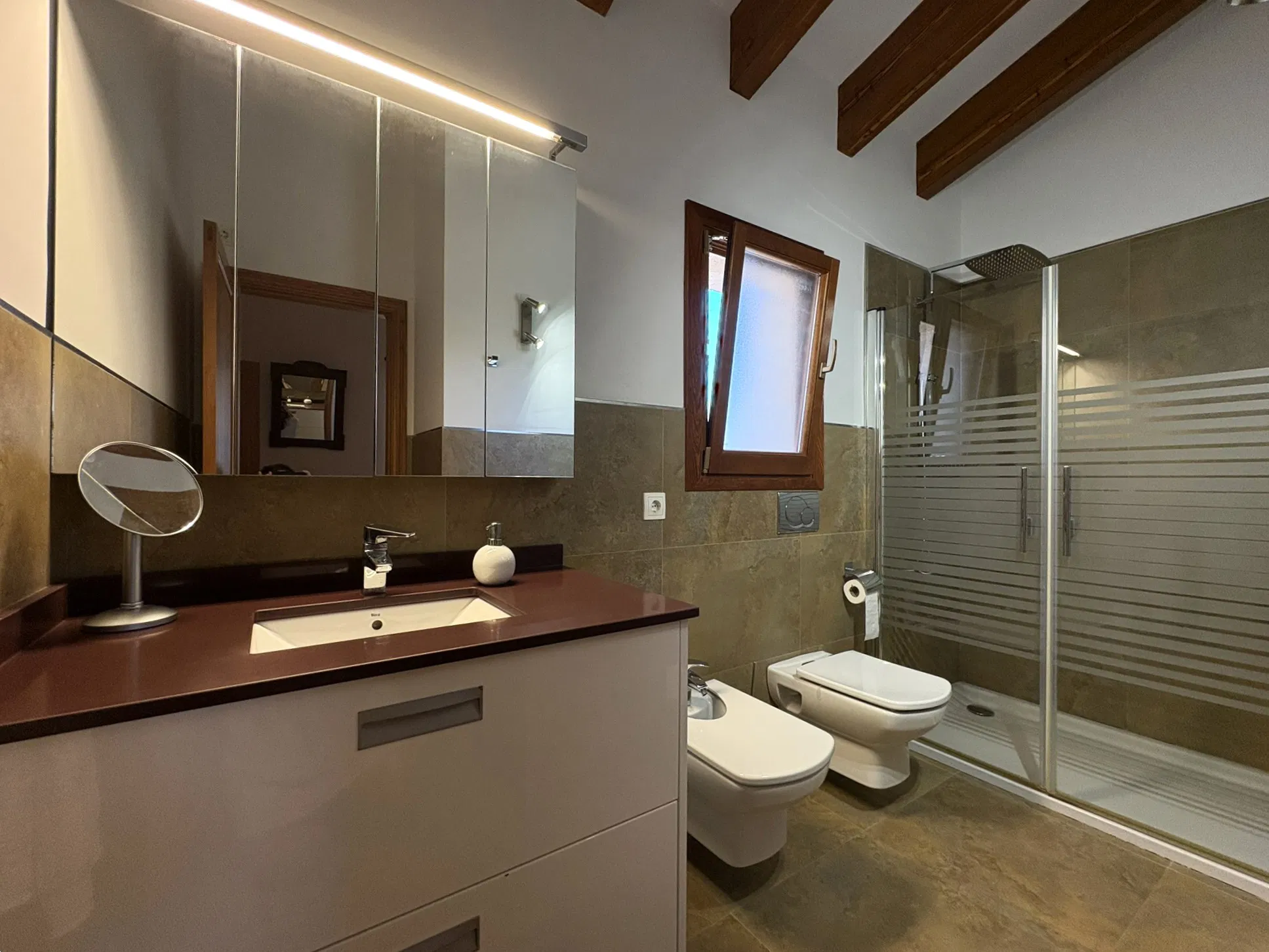 Single-storey country house with pool and privacy-15