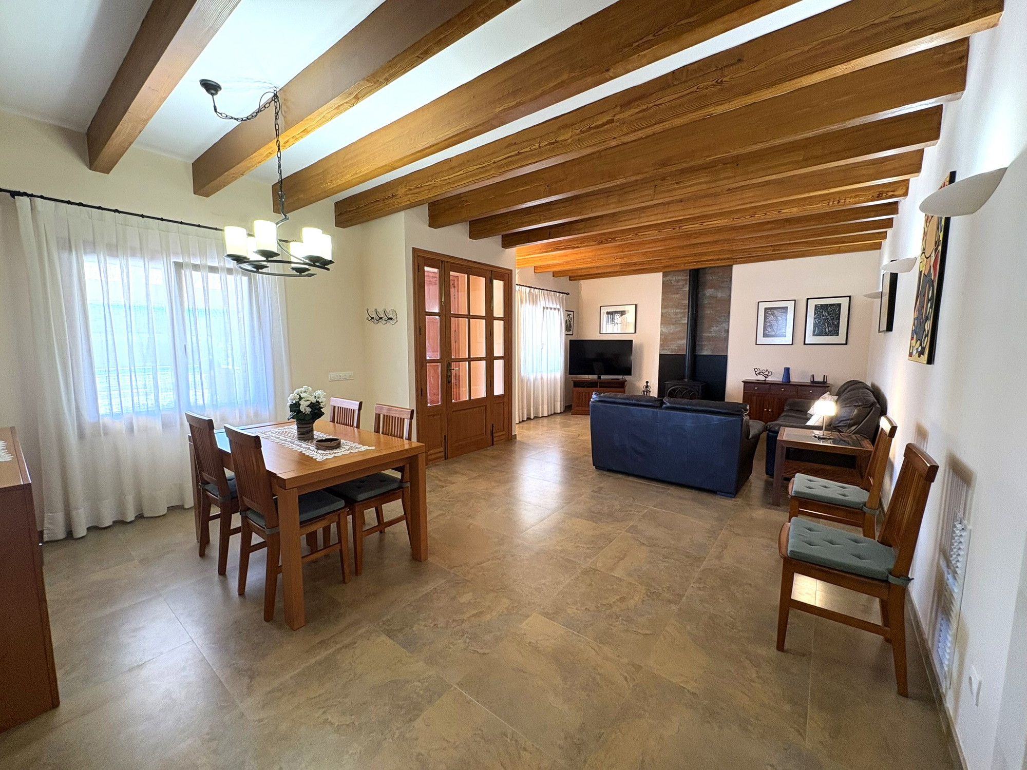 Single-storey country house with pool and privacy-7