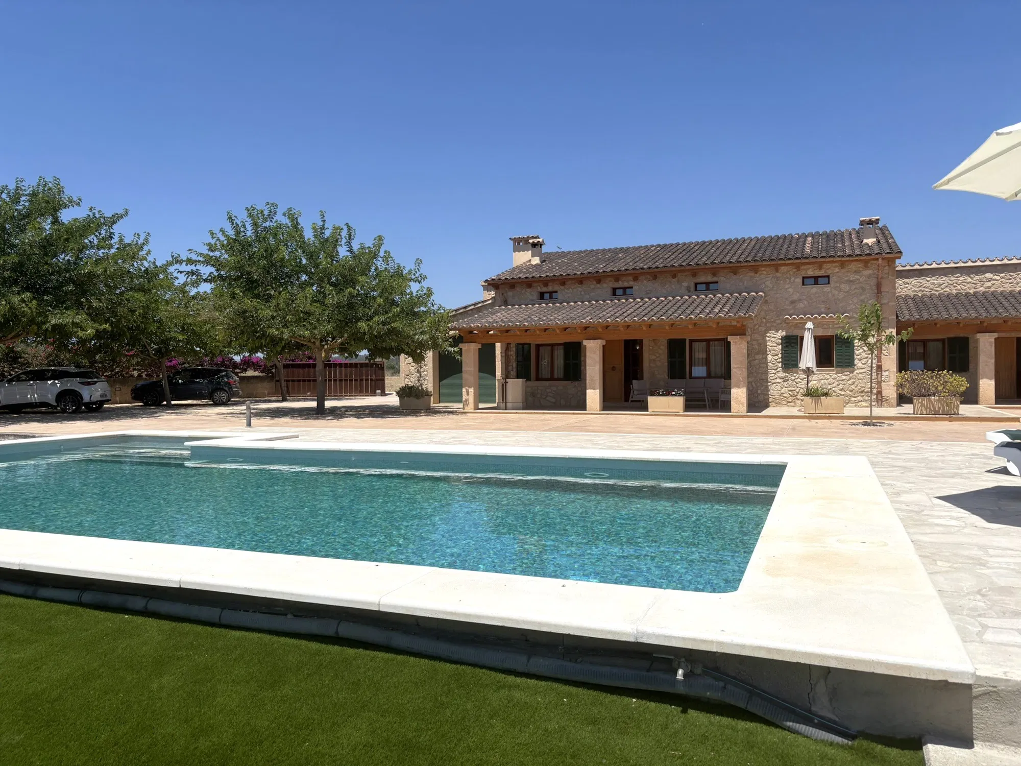 Single-storey country house with pool and privacy-19