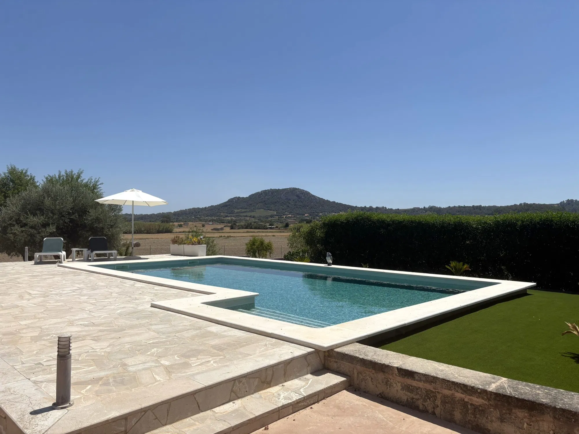 Single-storey country house with pool and privacy-3
