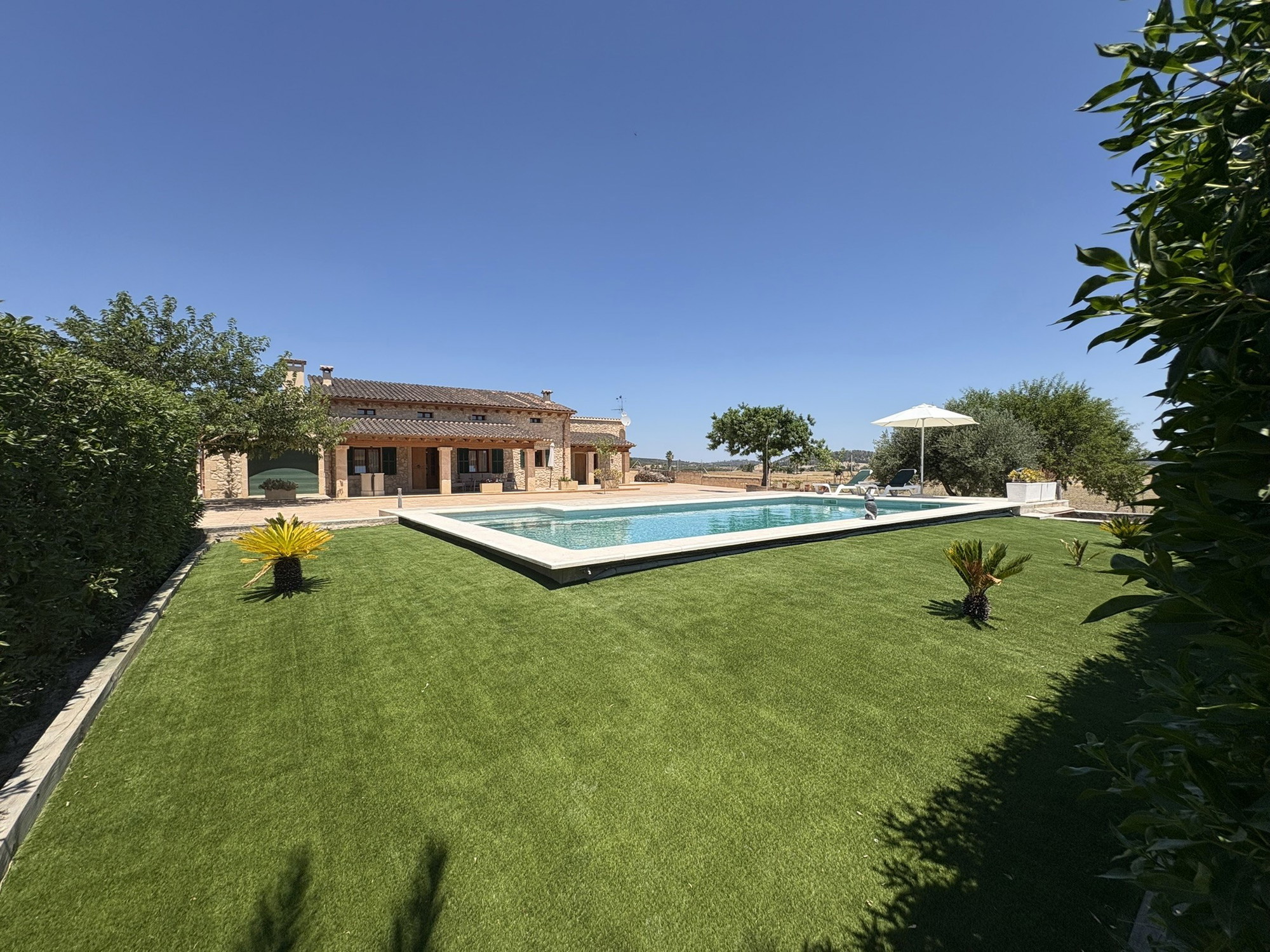 Single-storey country house with pool and privacy-18