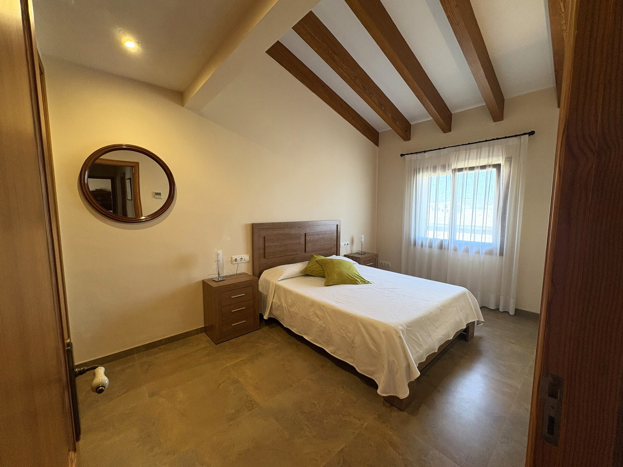 Single-storey country house with pool and privacy-10