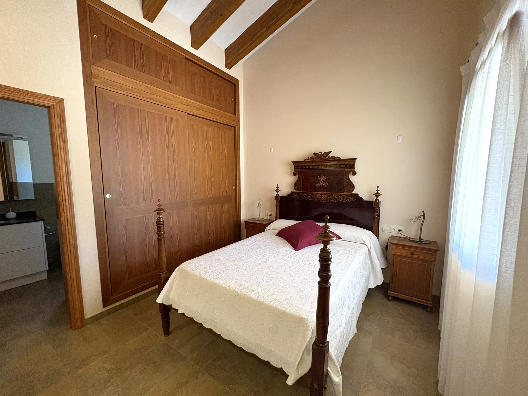 Single-storey country house with pool and privacy-14