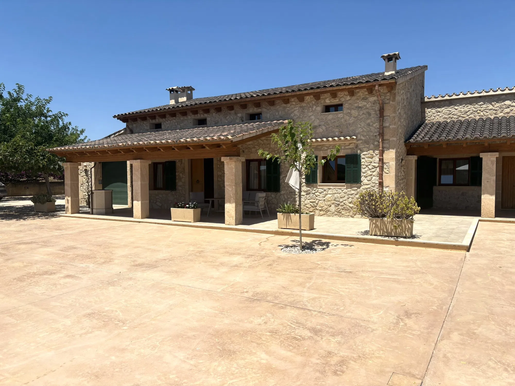 Single-storey country house with pool and privacy-20