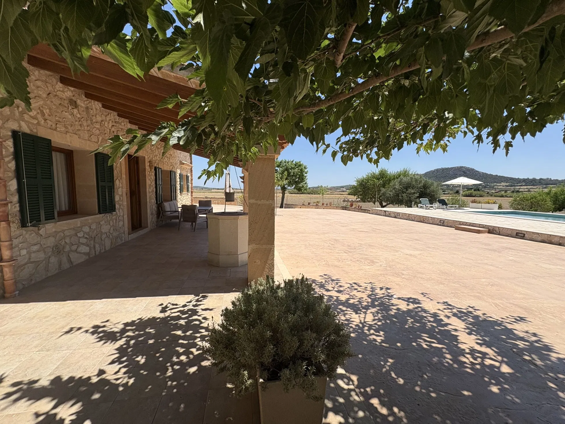 Single-storey country house with pool and privacy-17