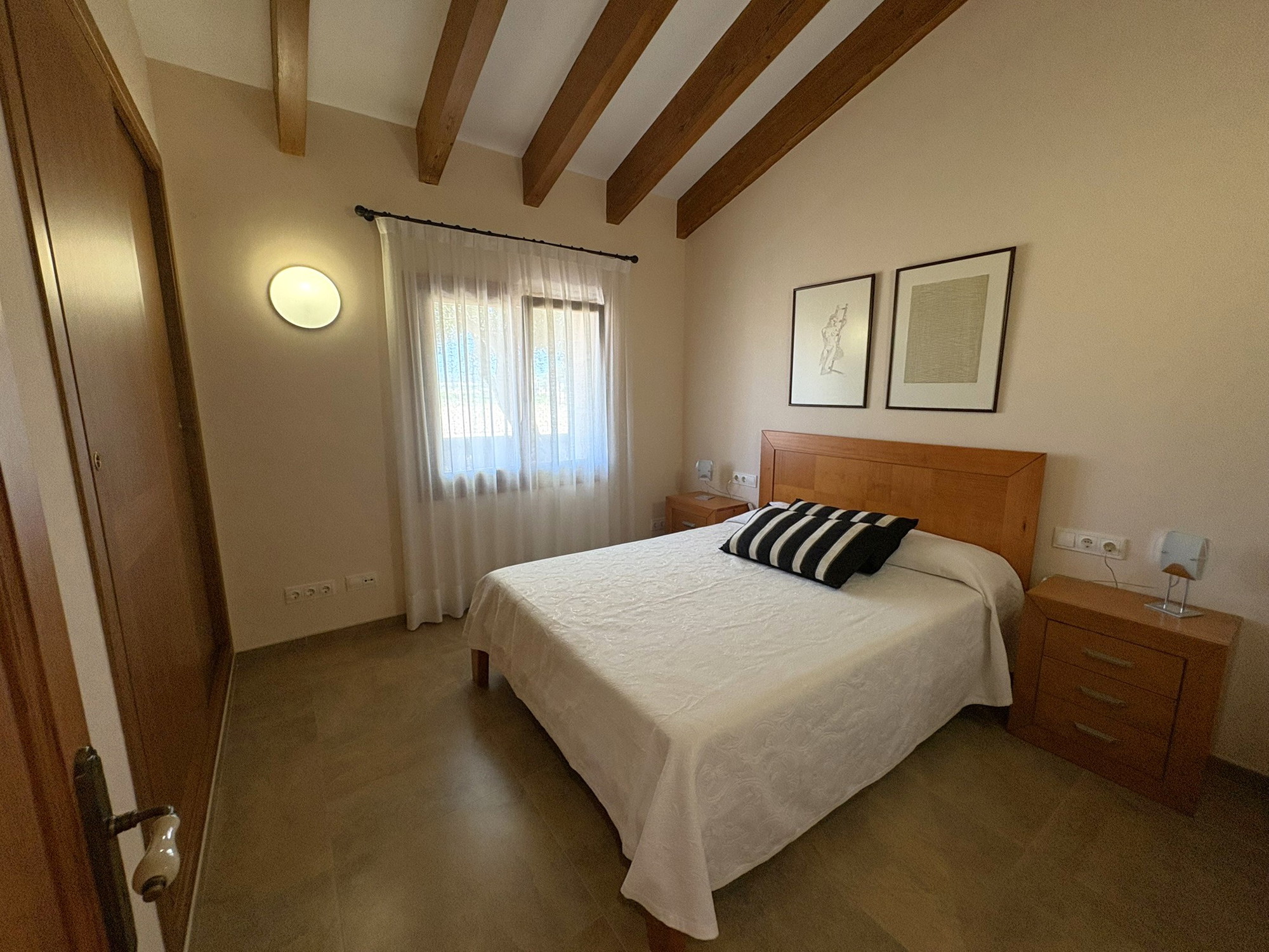 Single-storey country house with pool and privacy-13