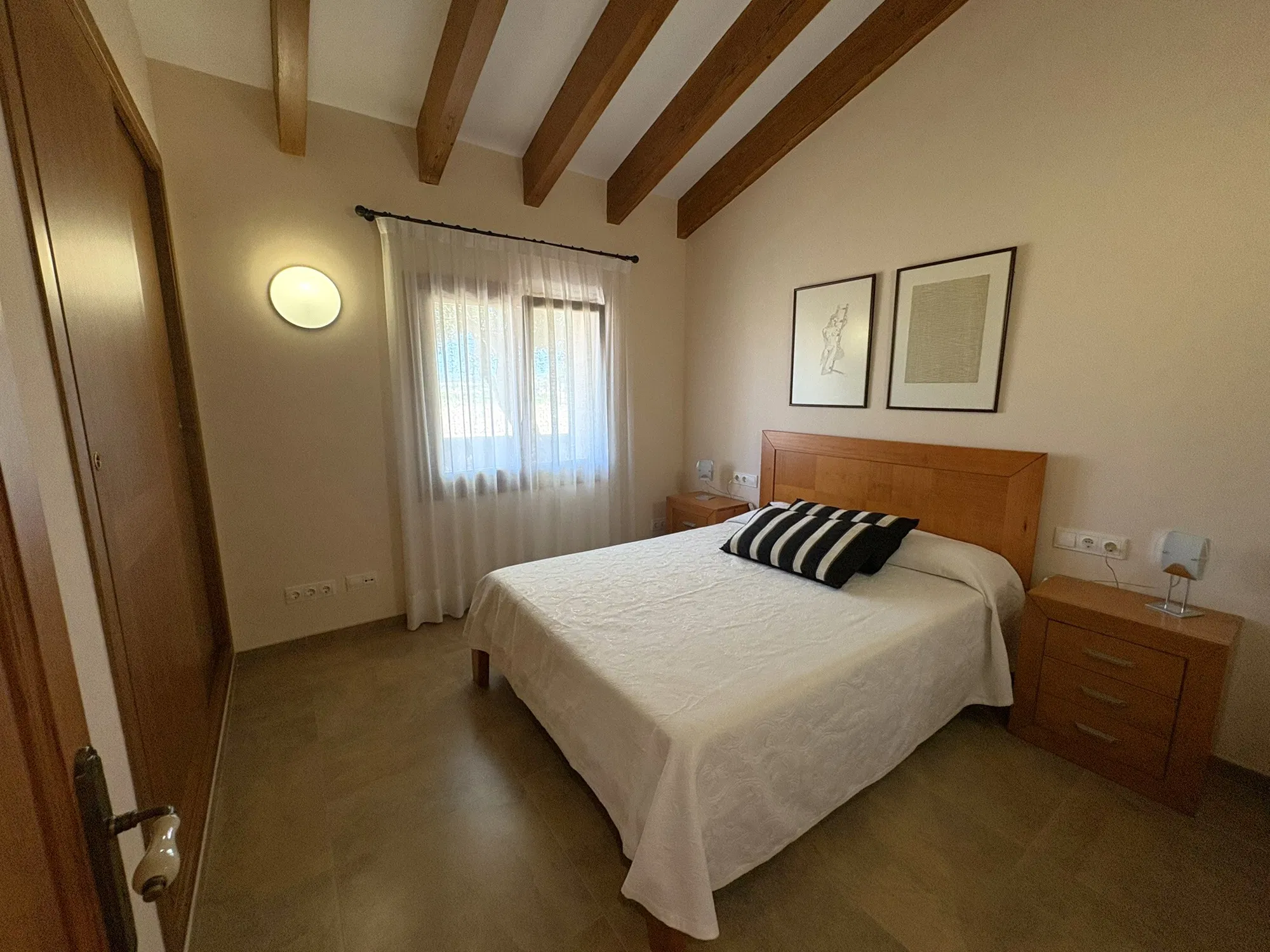 Single-storey country house with pool and privacy-13