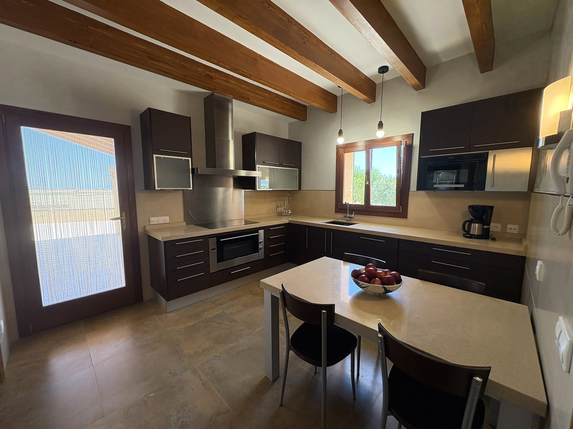 Single-storey country house with pool and privacy-8