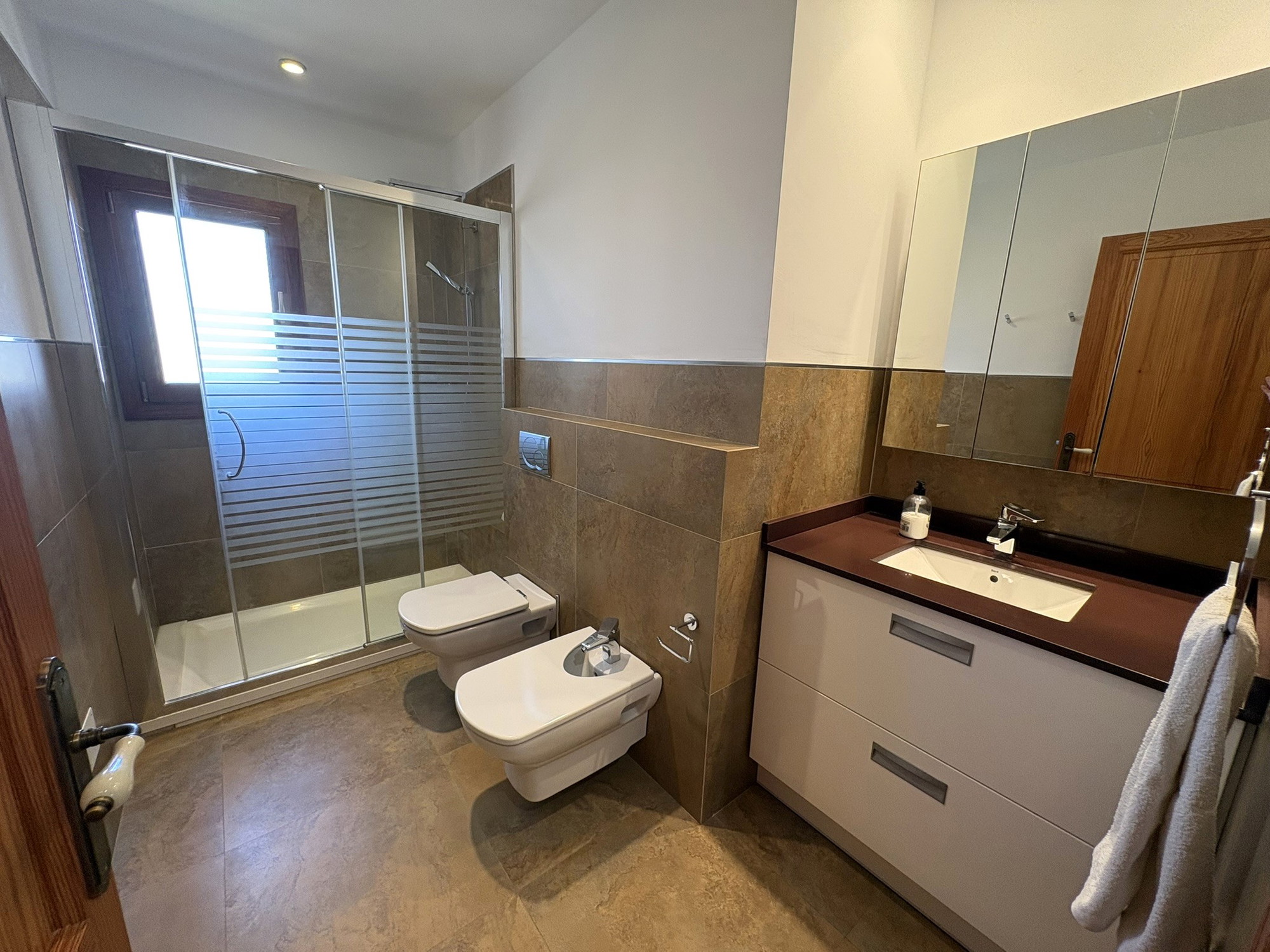 Single-storey country house with pool and privacy-12