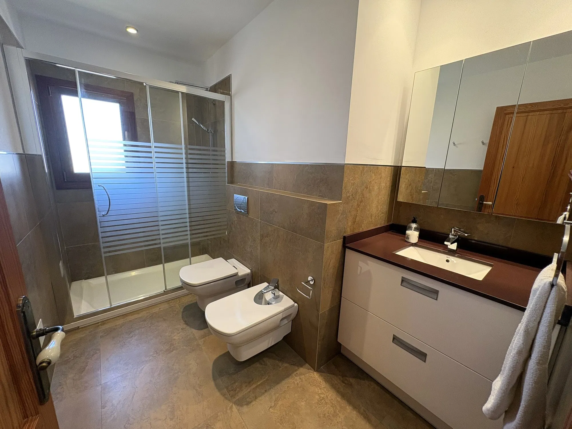 Single-storey country house with pool and privacy-12