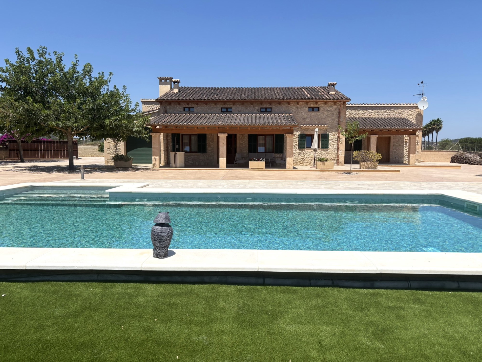 Single-storey country house with pool and privacy-2