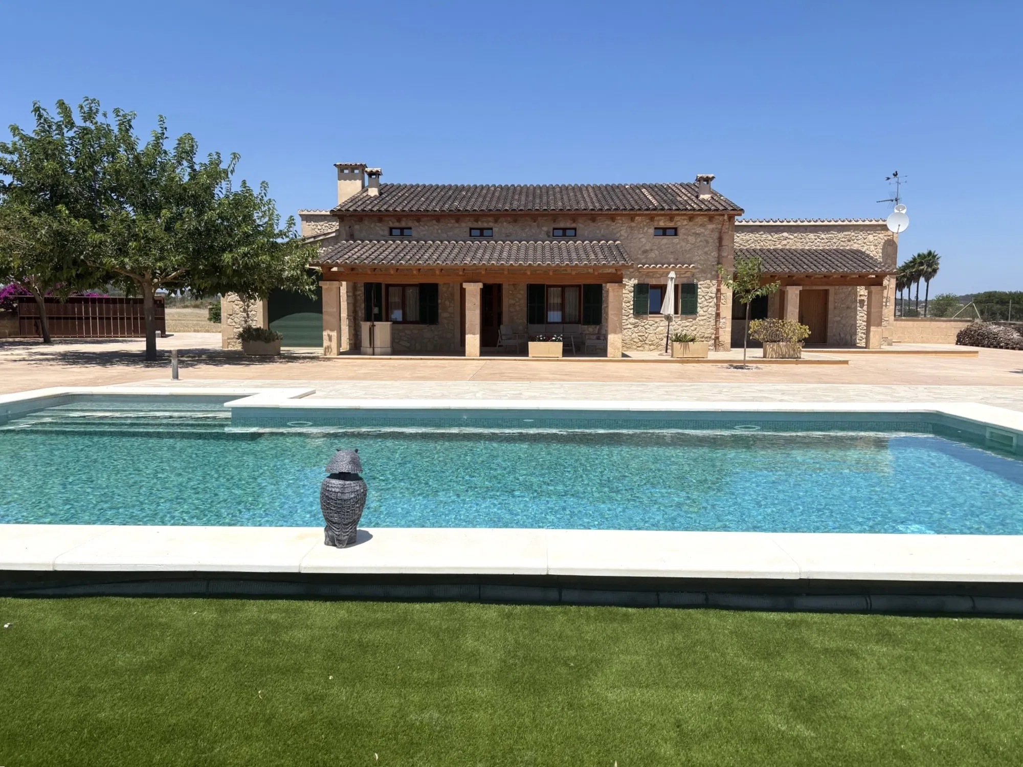 Single-storey country house with pool and privacy-2