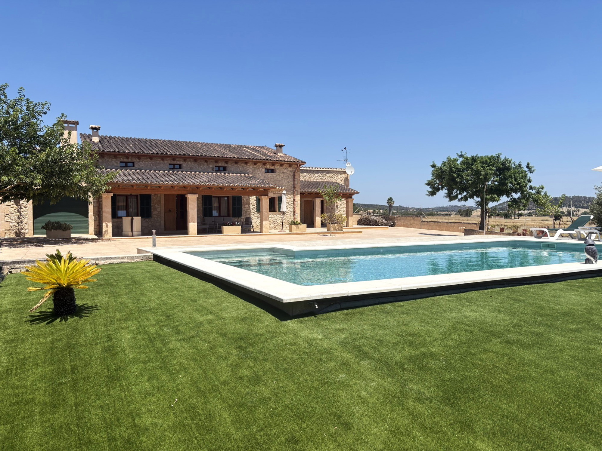 Una casa d'una sola planta amb piscina i molta privacitat