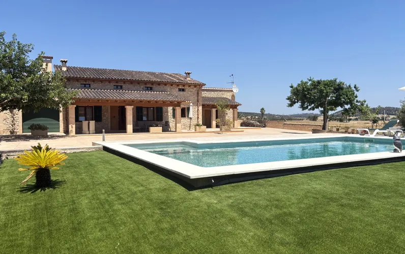 Single-storey country house with pool and privacy