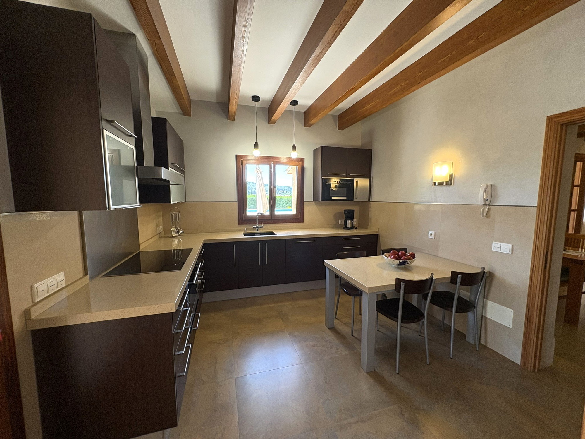 Single-storey country house with pool and privacy-9
