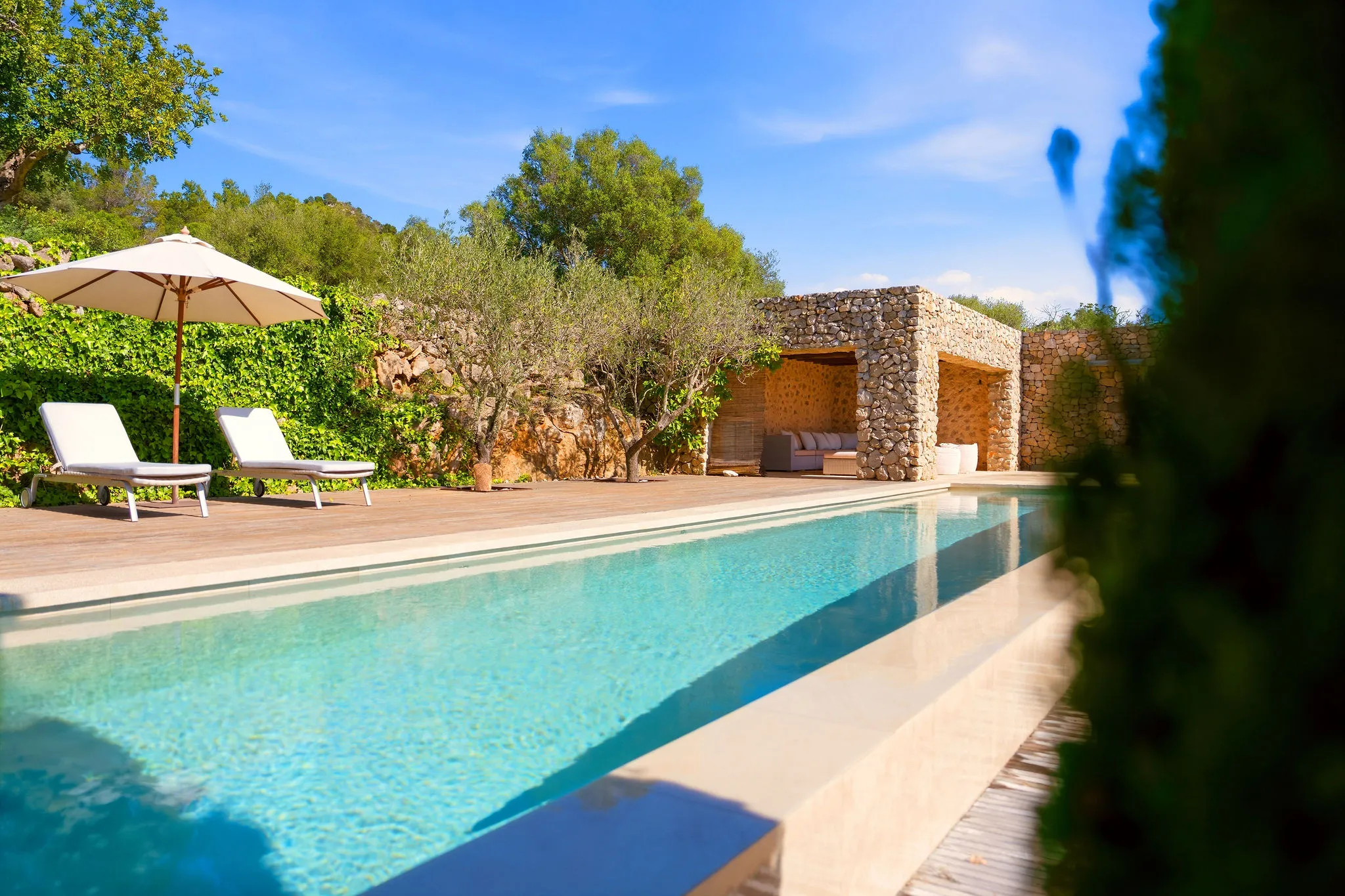 Finca oasis única con estética purista y elegante y vistas panorámicas al mar-2