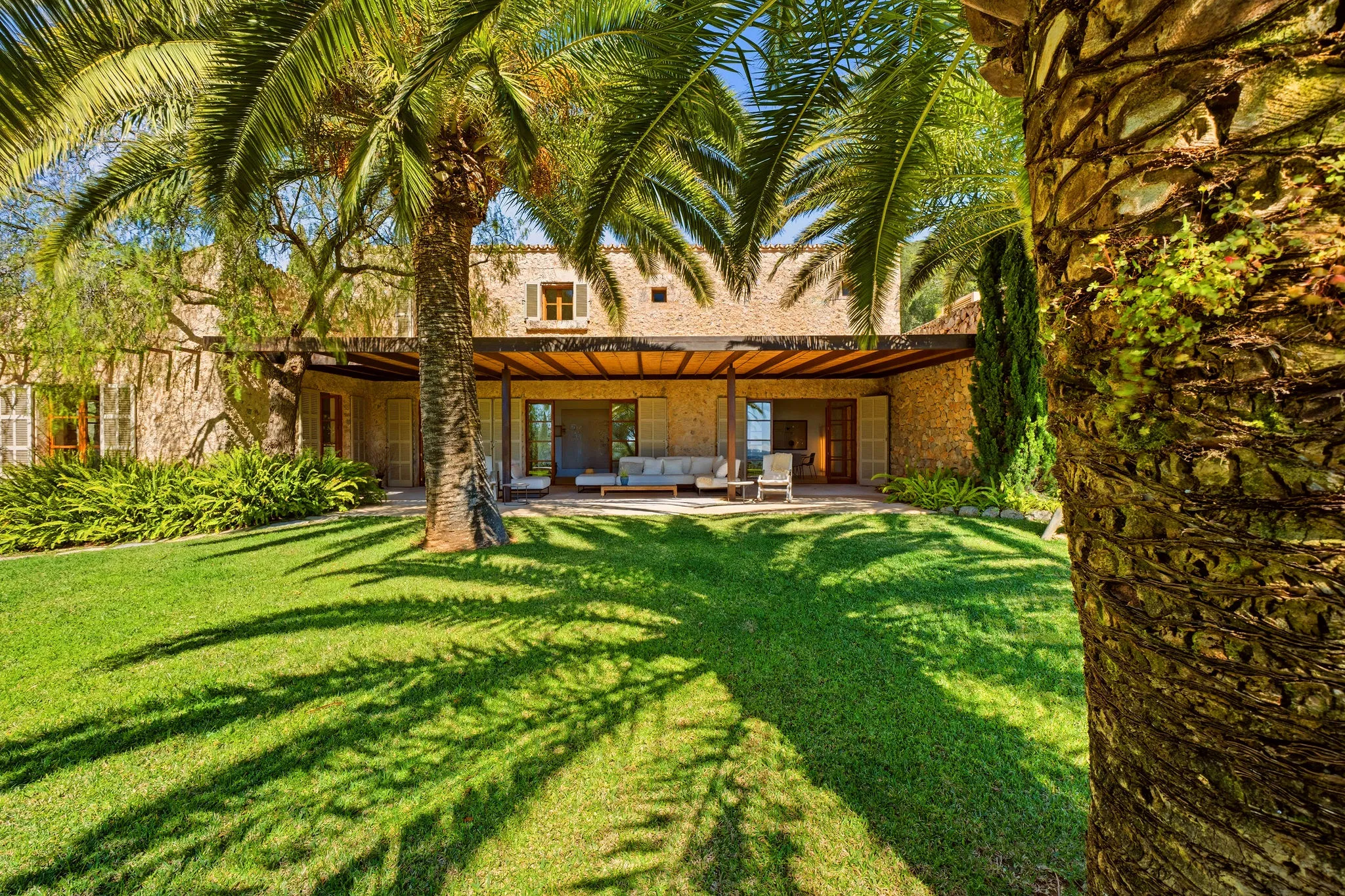 Finca oasis única con estética purista y elegante y vistas panorámicas al mar-3