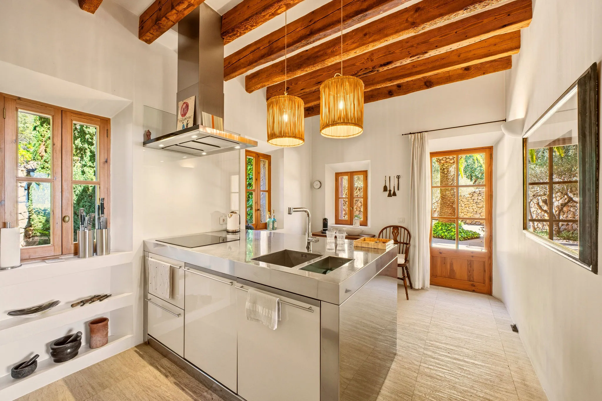 Finca oasis única con estética purista y elegante y vistas panorámicas al mar-9