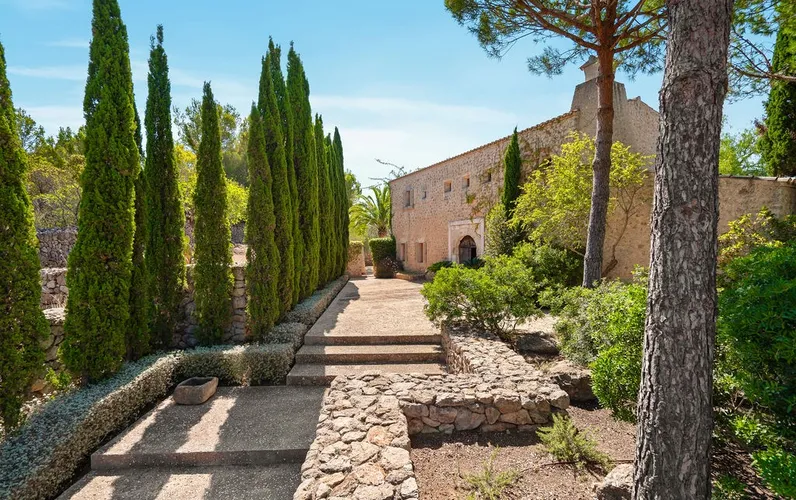 Finca oasis única con estética purista y elegante y vistas panorámicas al mar