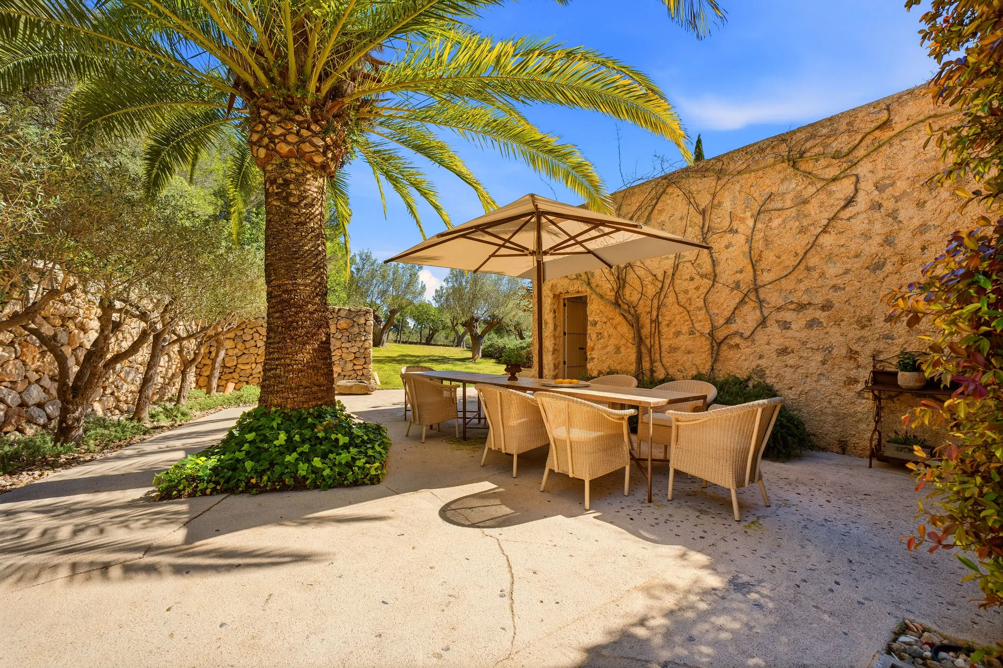 Finca oasis única con estética purista y elegante y vistas panorámicas al mar-8