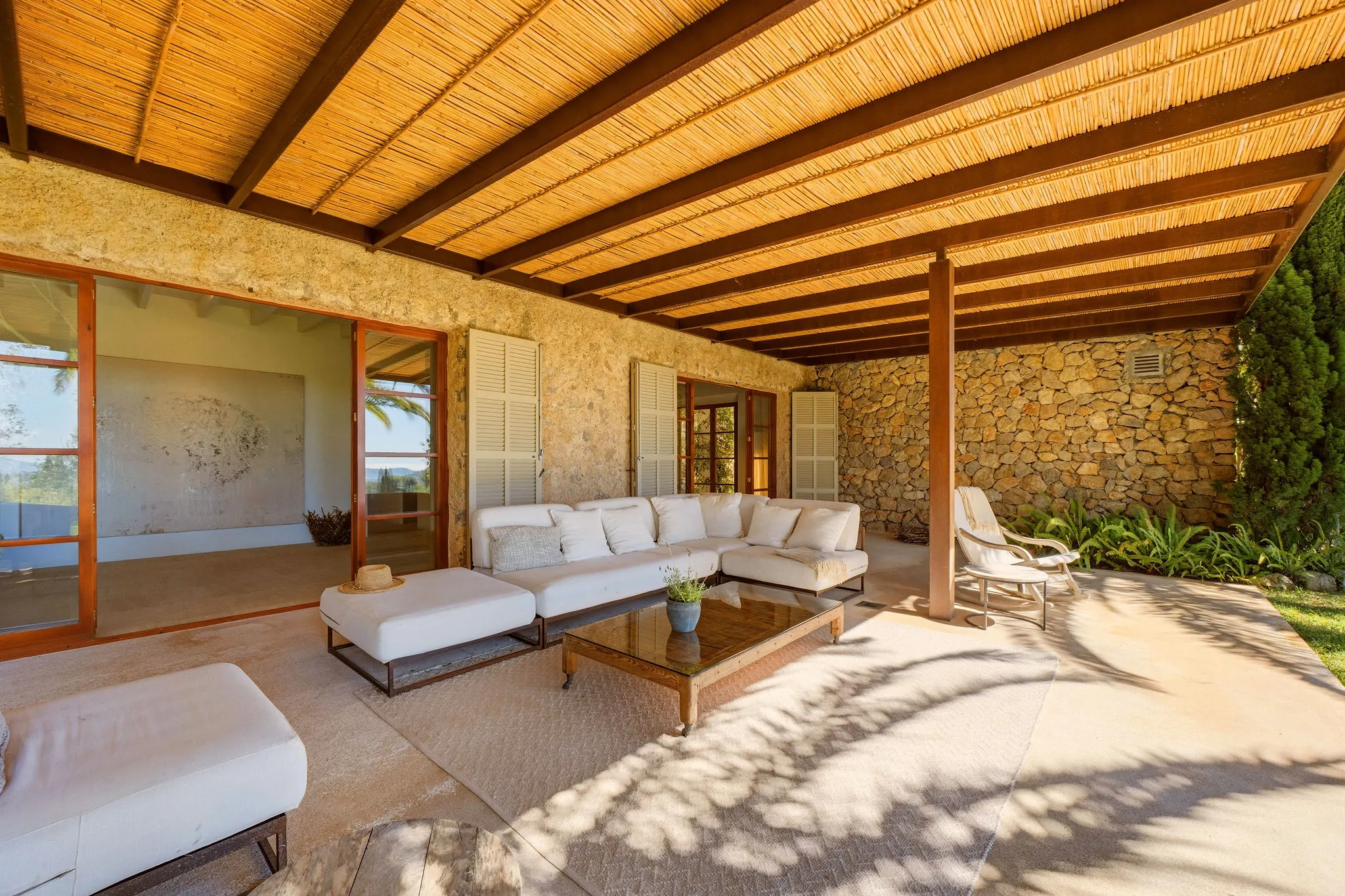 Finca oasis única con estética purista y elegante y vistas panorámicas al mar-11