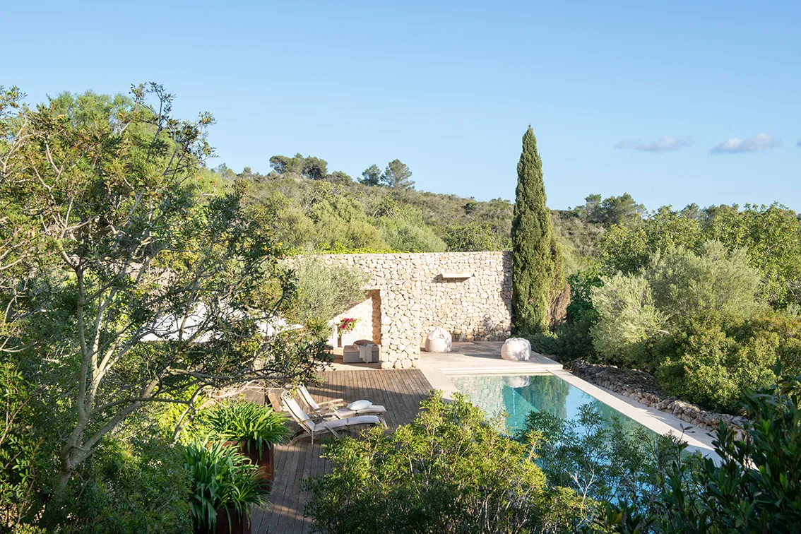 Finca oasis única con estética purista y elegante y vistas panorámicas al mar-2