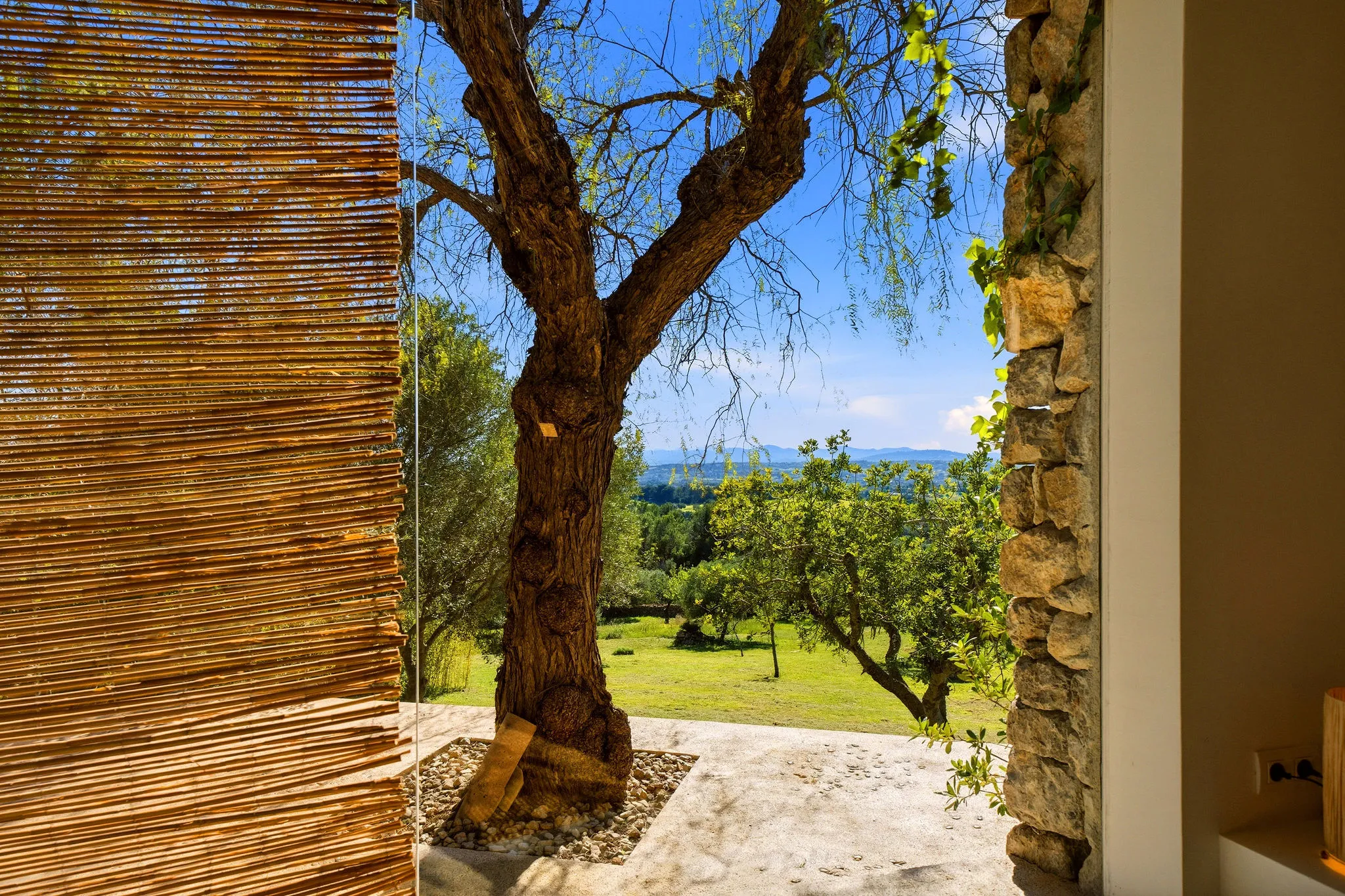 Finca oasis única con estética purista y elegante y vistas panorámicas al mar-5
