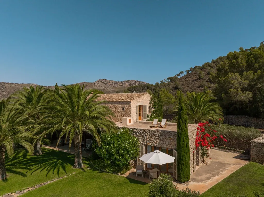 Unik finca-oase med puristisk, elegant æstetik og panoramaudsigt over havet-12