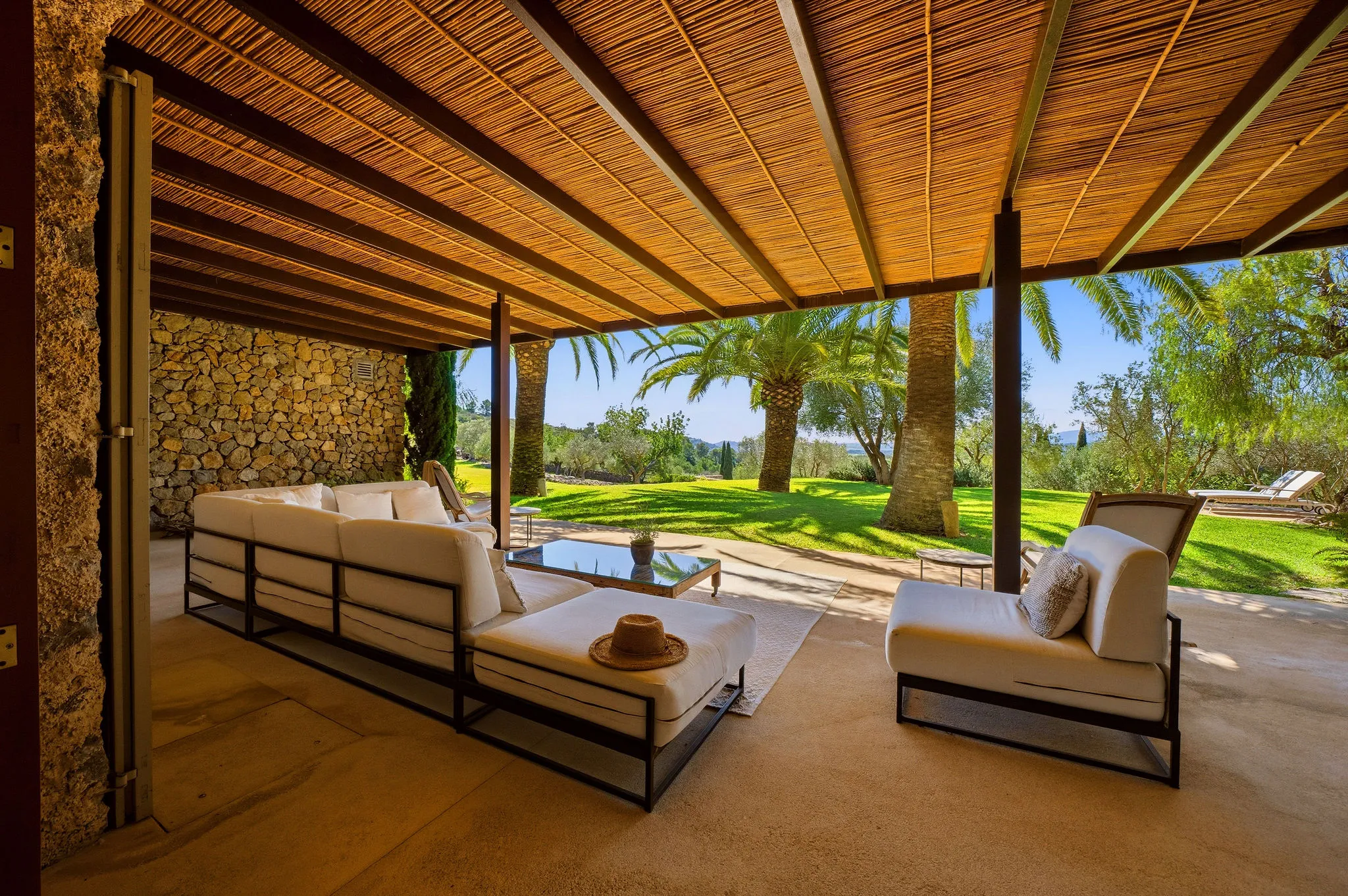 Finca oasis única con estética purista y elegante y vistas panorámicas al mar-4