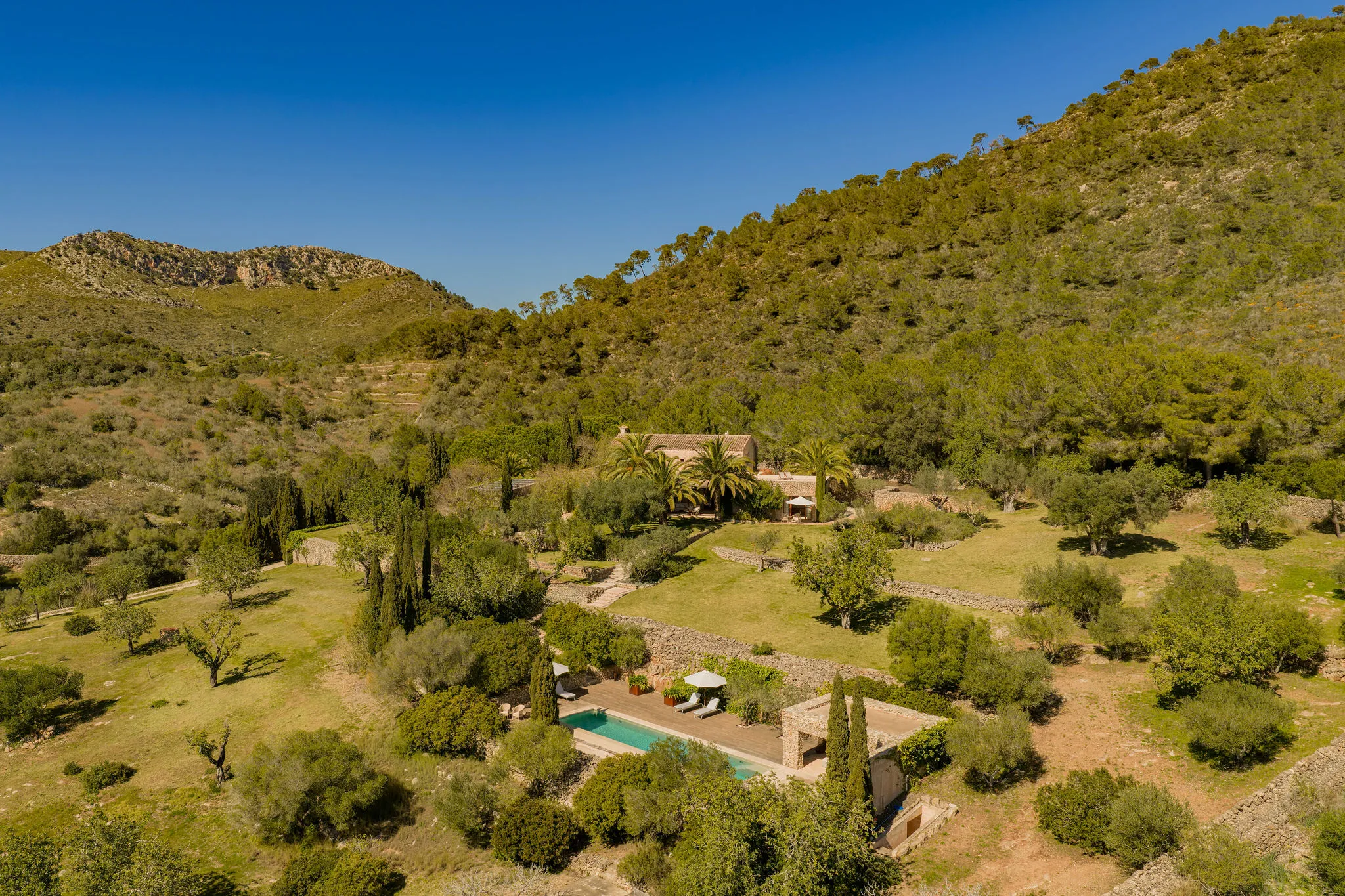 Finca oasis única con estética purista y elegante y vistas panorámicas al mar-1