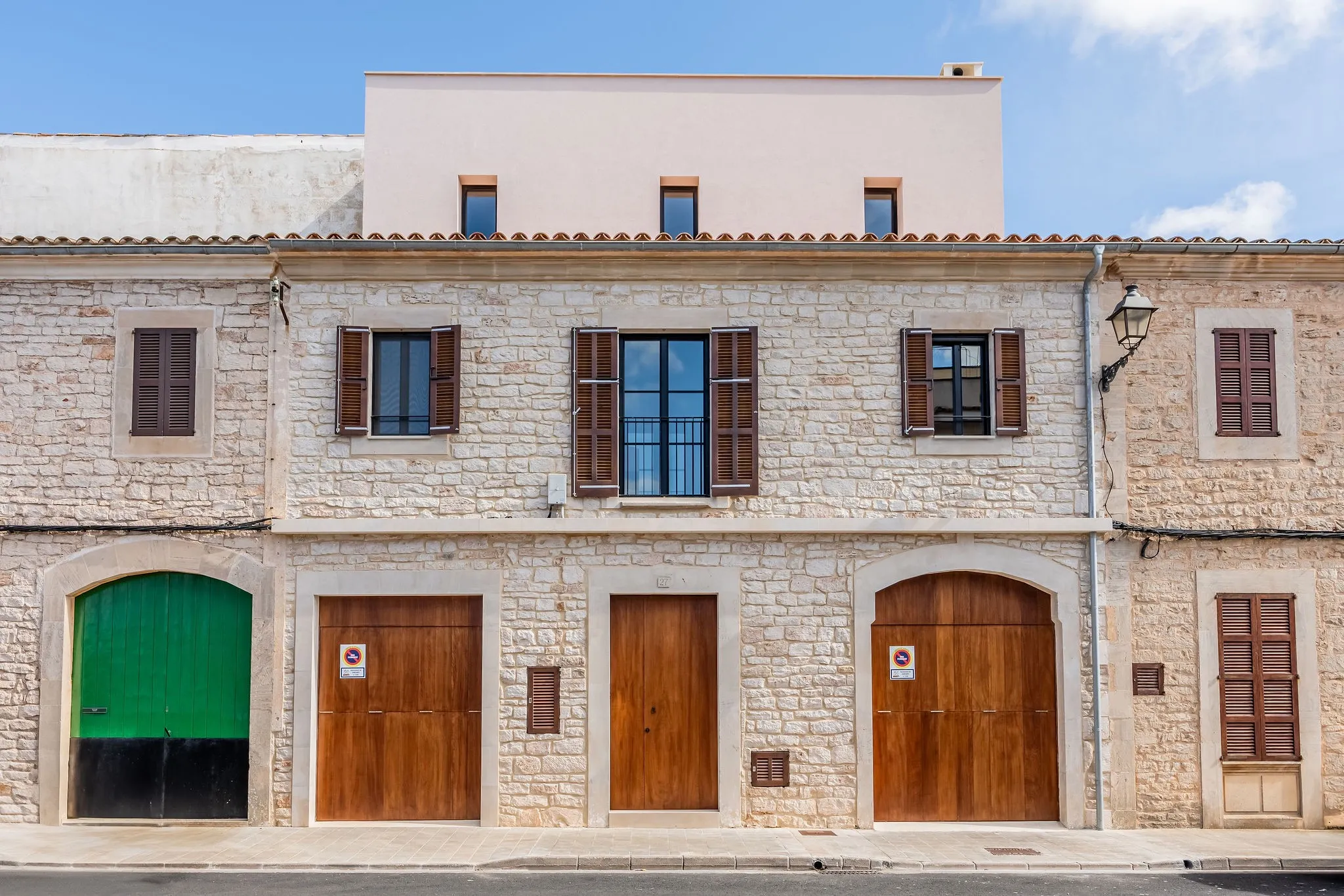 Elegant townhouse with elevator, rooftop terrace, and pool-8